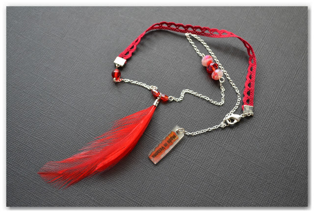 Collier plume rouge