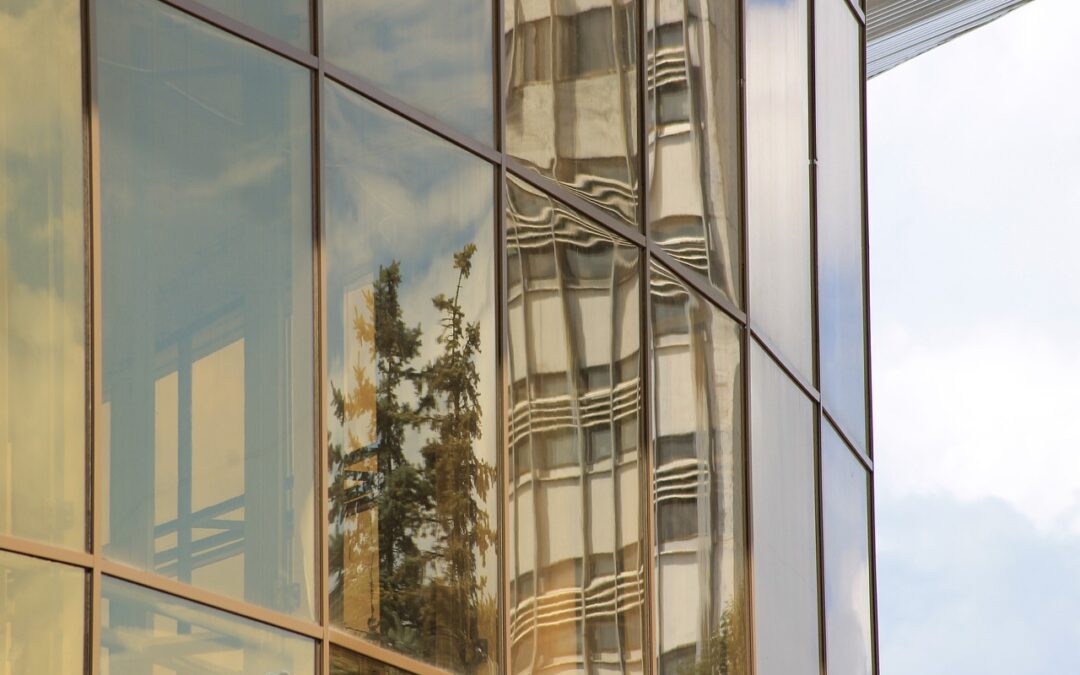 Peser le pour et le contre : l’utilisation du verre dans la conception de façades de maisons