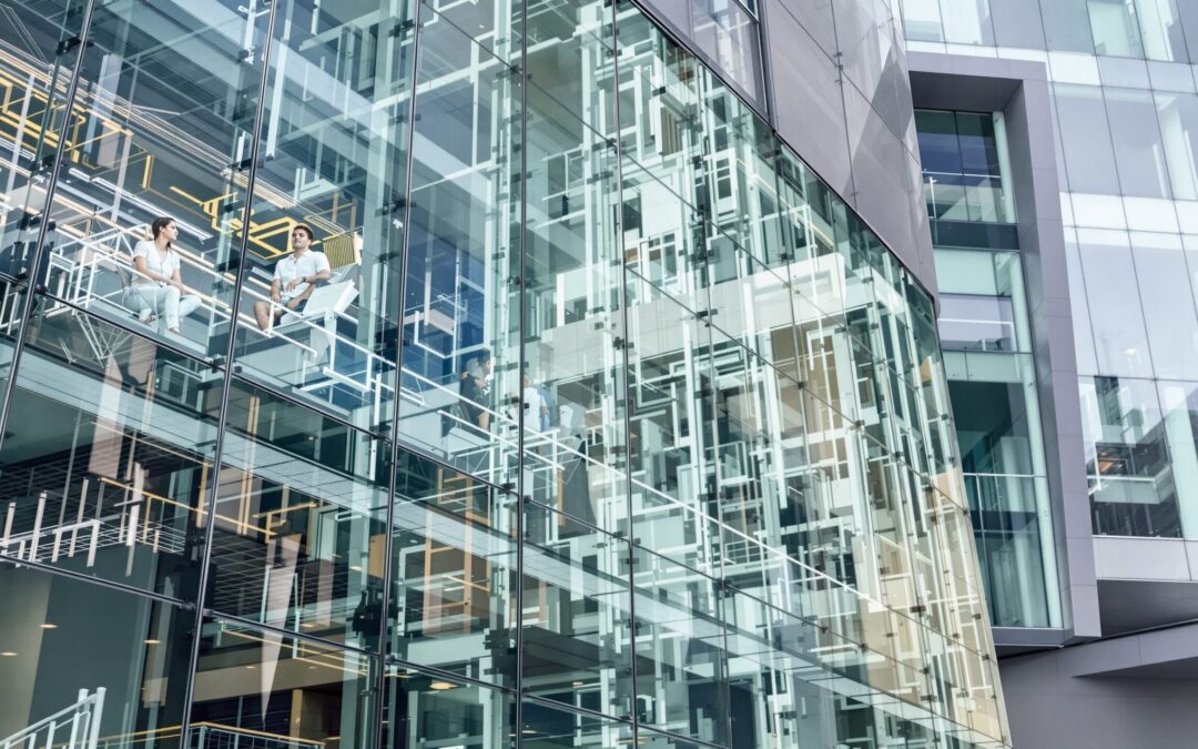 Quelles sont les façades en verre avantages et inconvénients pour un bâtiment moderne ?